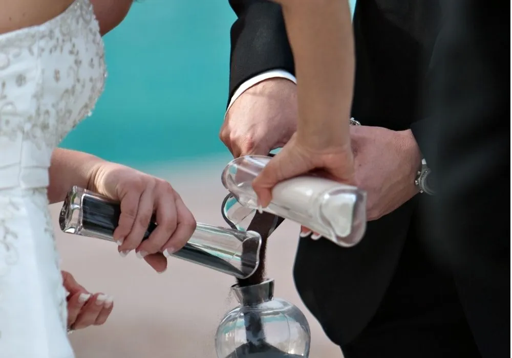 pareja realizando el ritual de la arena en una ceremonia personalizada