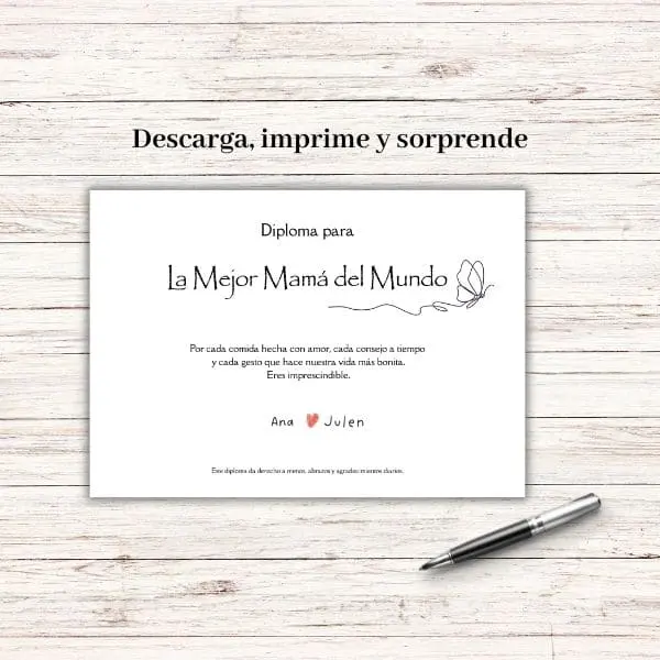 Diploma para mamá impreso sobre mesa listo para regalar