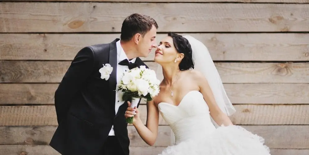 pareja de novios felices porque han contratado su pack de boda ideal