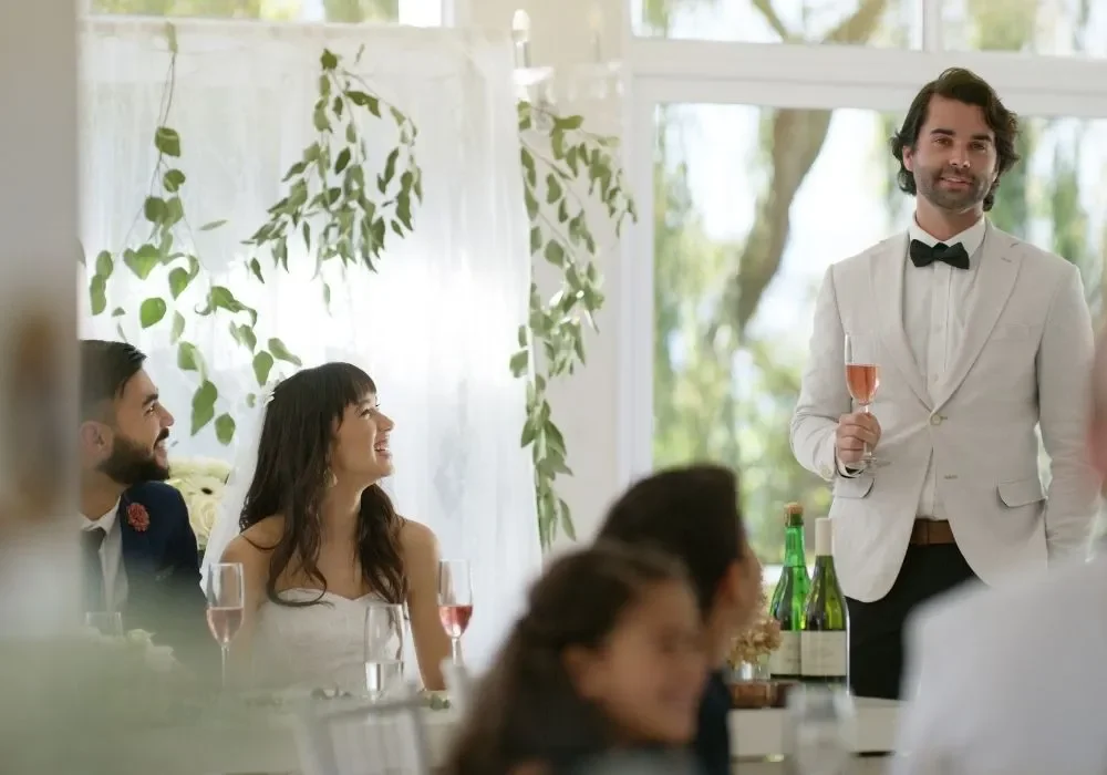 padrino dando un discurso en la boda