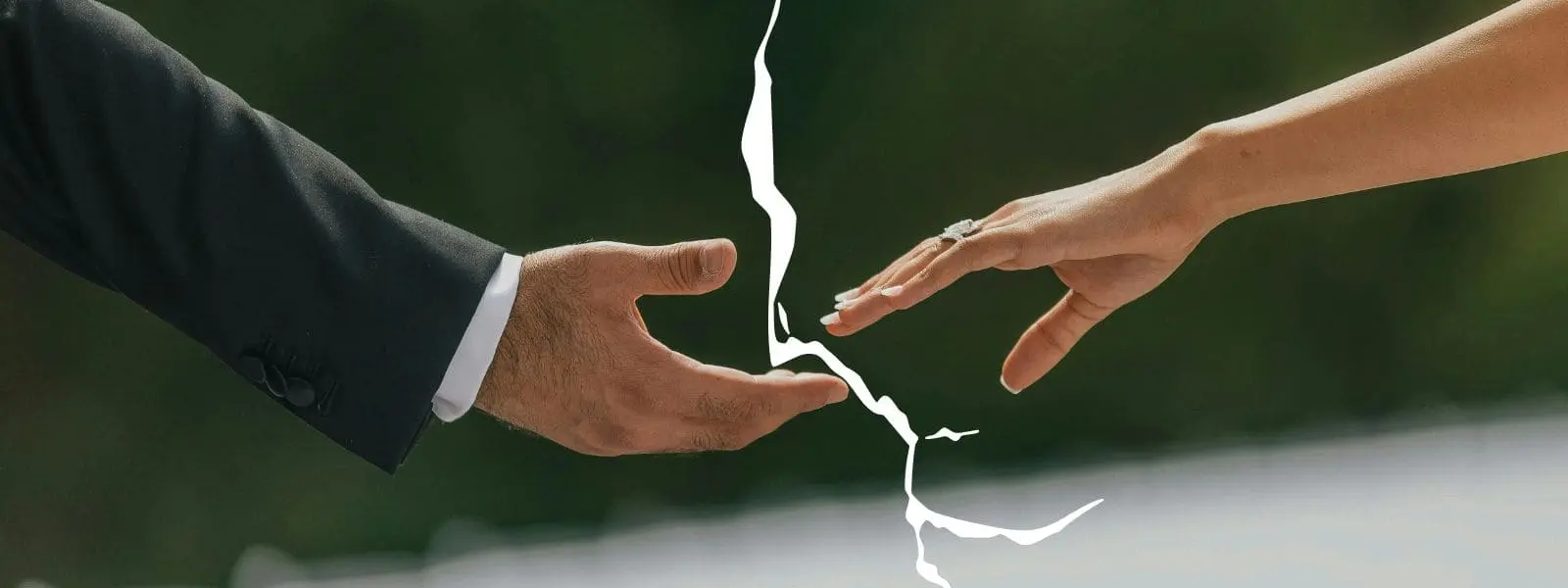 Las m anos de una pareja de novios en el altar se separan por una líneas de fractura que simboliza los errores en los votos