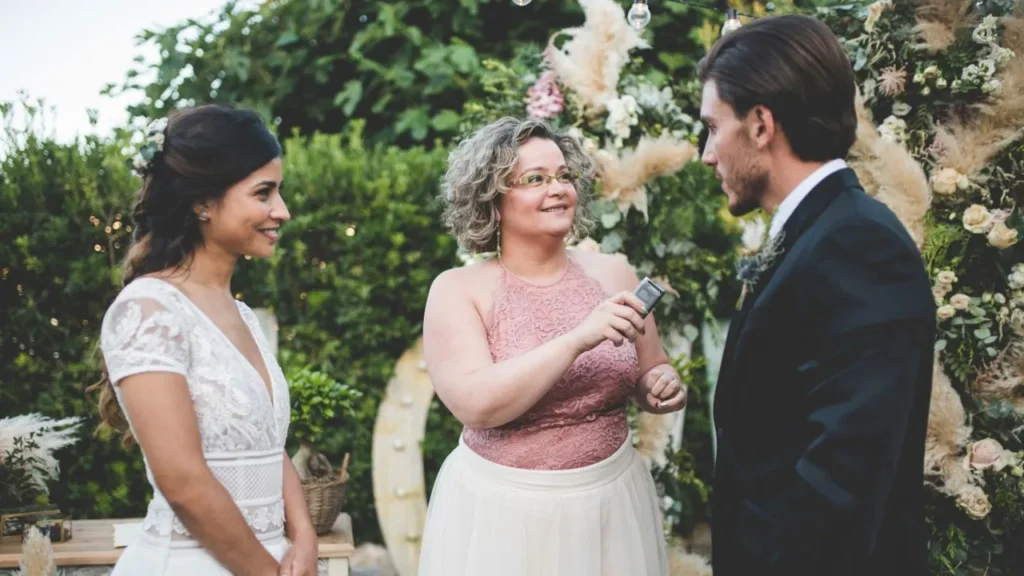 Maestra de Ceremonias Nuria Gutiérrez con pareja de novios tras la ceremonia