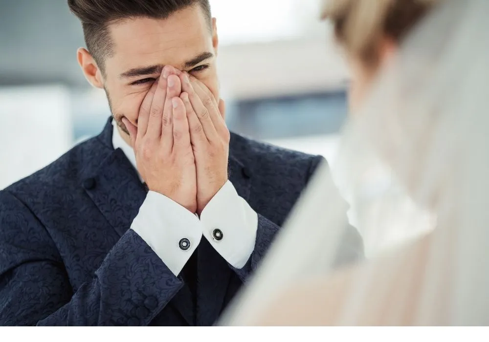pareja de novios en el altar en el momento d ela lectura de los votos