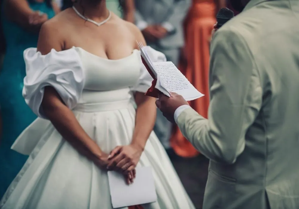 pareja de novios en el altar, él sostiene sus votos escritos a mano